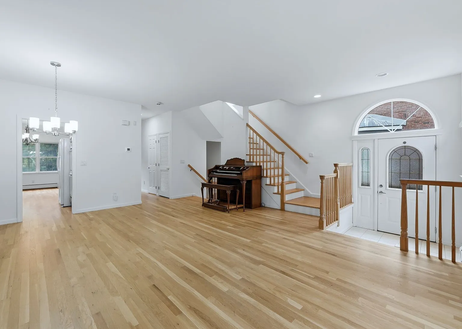 3 bed, 3.5 bath, 2068 sqft, $5,200 — Photo 3