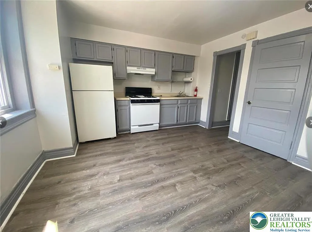 1 bed, 1.0 bath, 600 sqft, $895 — Photo 2