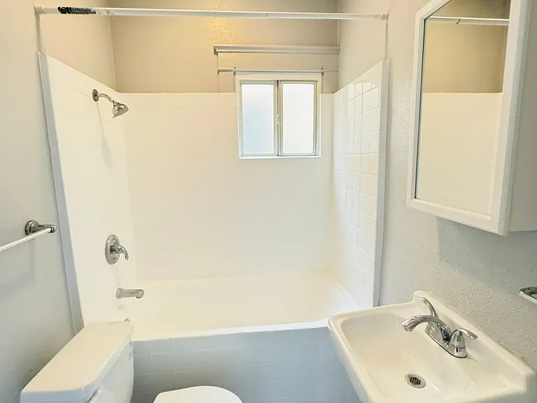 2637 E 4th St — Photo 5