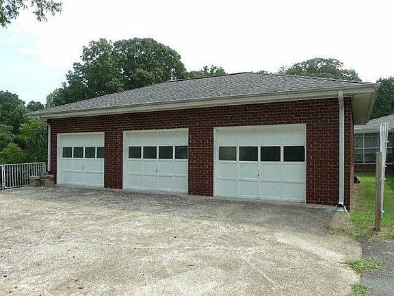 3rd image of 2181 E Cherokee Dr