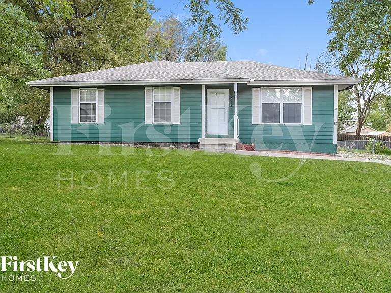 308 Oak St W — Photo 1