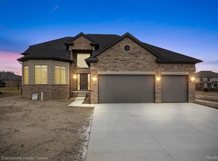 35667 Kilkenny Dr, New Baltimore, MI 48047