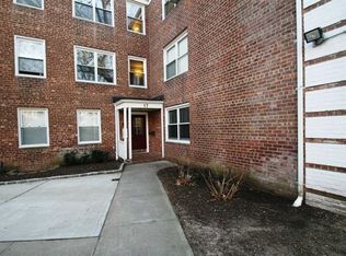 17 Edwards St APT 3B, Roslyn Heights, NY 11577