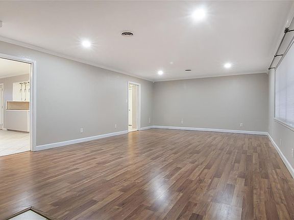 4th image of 400 W Oak St