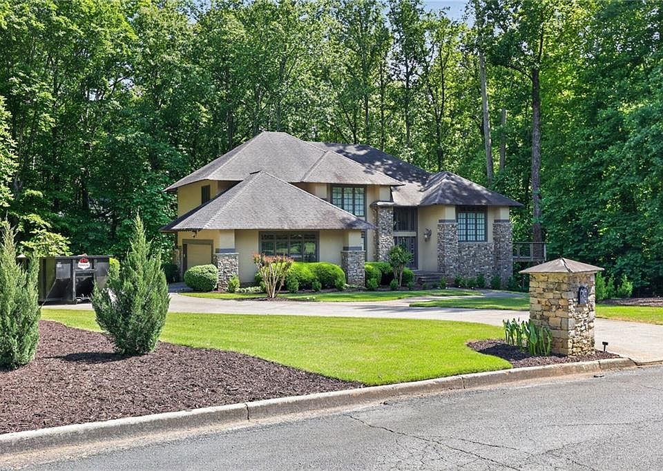 1st image of 320 Waverly Hall Cir