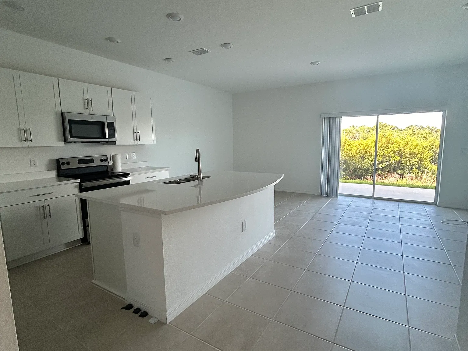 3 bed, 2.5 bath, 1373 sqft, $2,250 — Photo 2