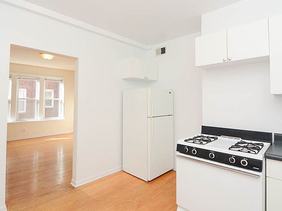 5th image of 3036 W Wellington Ave #3