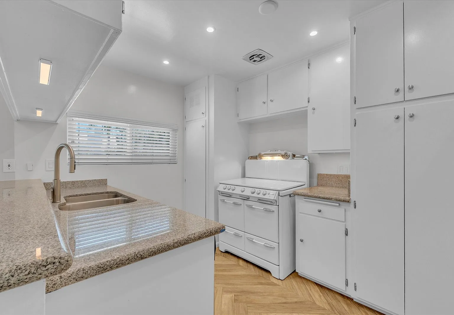 2 bed, 900 sqft, $2,450 — Photo 1