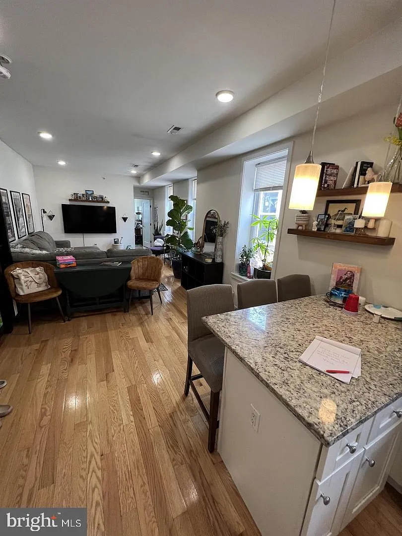 3 bed, 2.0 bath, 800 sqft, $2,100 — Photo 2
