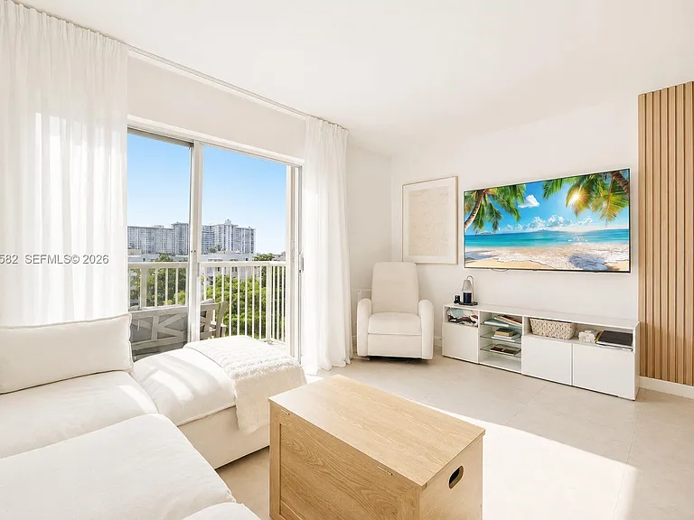 17800 Atlantic Blvd #Penthouse 3 — Photo 3