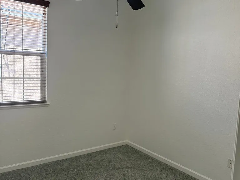 1402 Ferry Cir — Photo 10