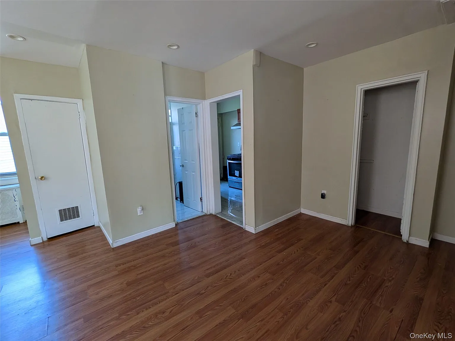 2 bed, 1.0 bath, 2100 sqft, $2,800 — Photo 3
