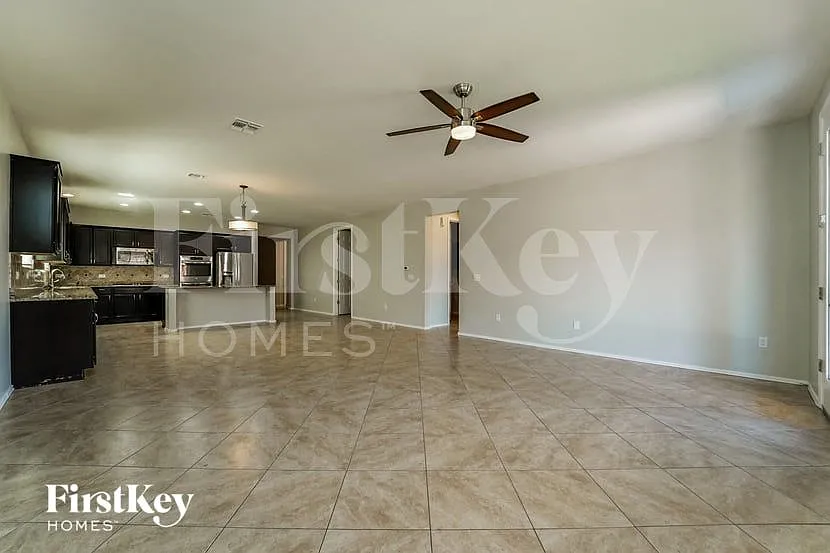 4 bed, 3.0 bath, 2155 sqft, $2,460 — Photo 4