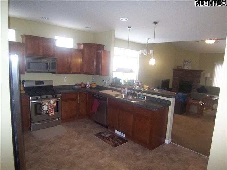 2nd image of 880 Lakeview Ct