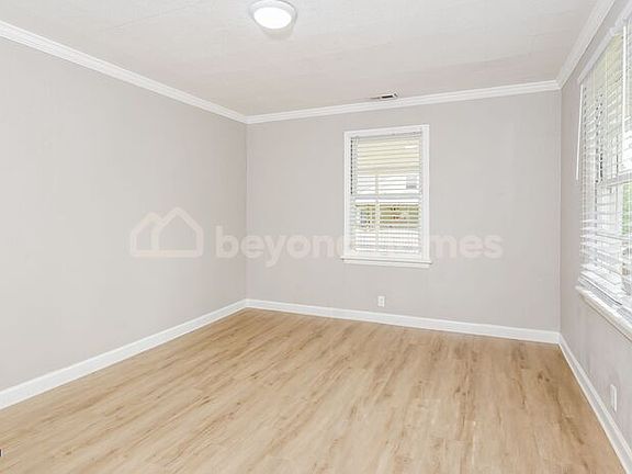 3rd image of 935 James Ave