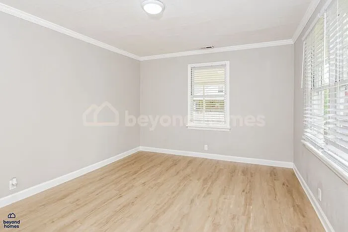 935 James Ave — Photo 3