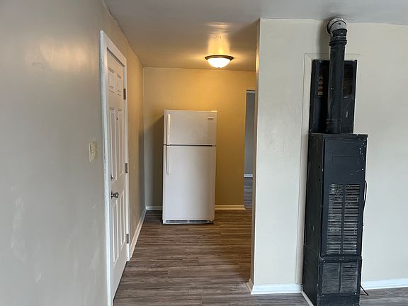 LR looking into kitchen