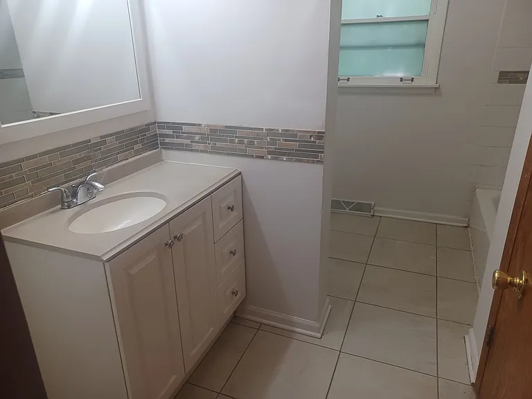 13816 S Tracy Ave — Photo 3