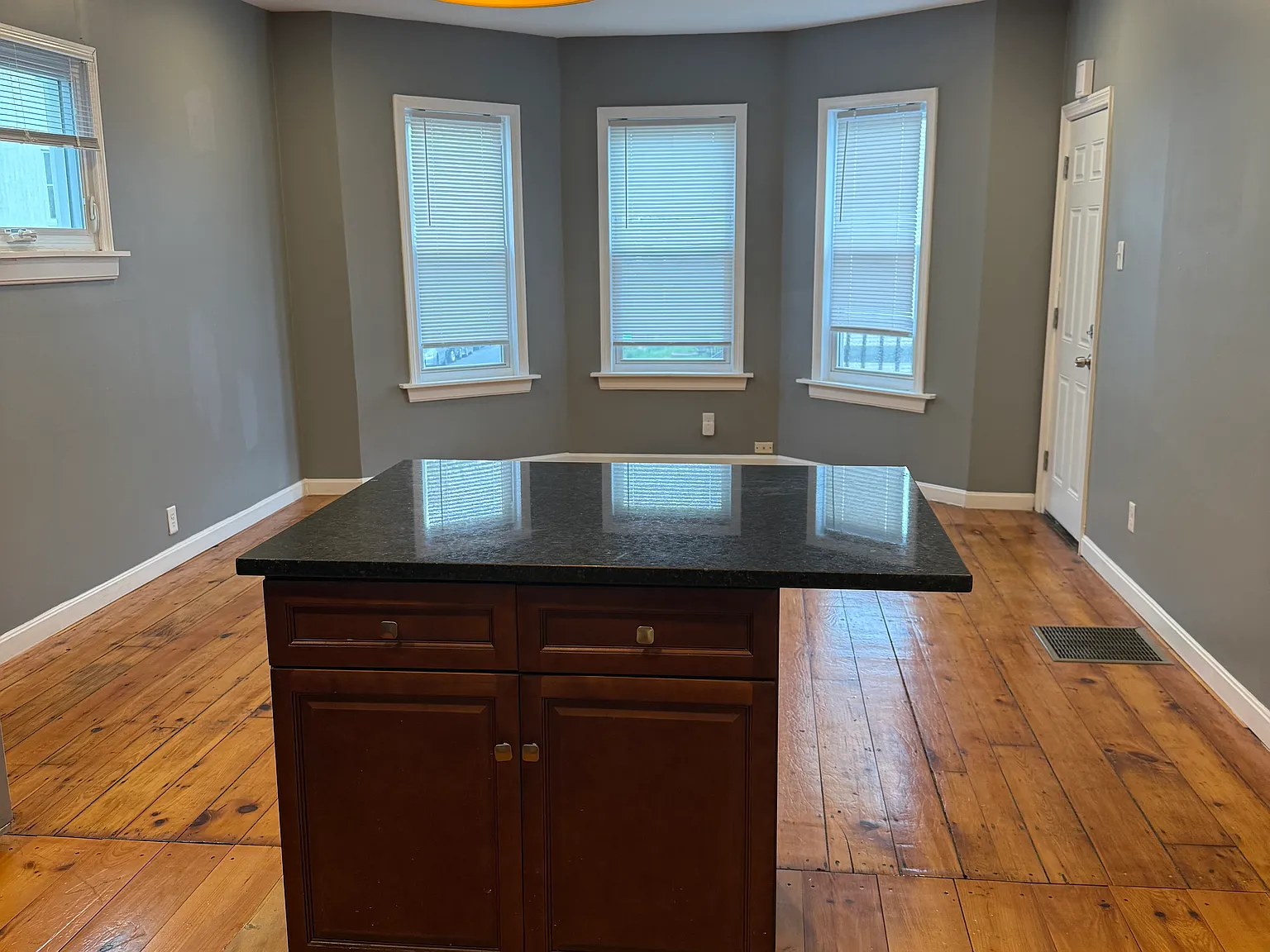 3 bed, 950 sqft, $2,100 — Photo 3