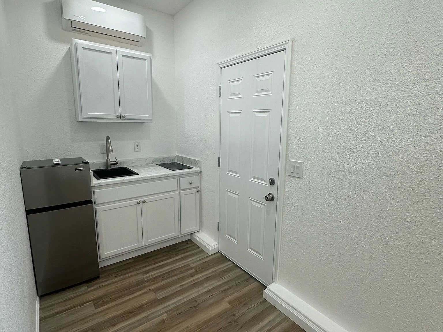 Cozy Riverbank Studio| 3220 Pocket Ave | $1000 | Available 10/02/2026 — Photo 4