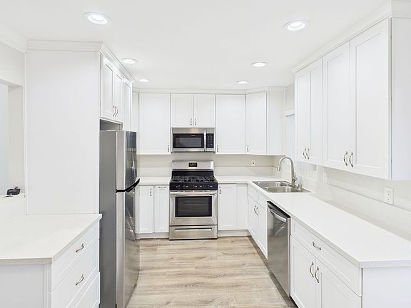 5th image of 3334 Eureka Pl #113