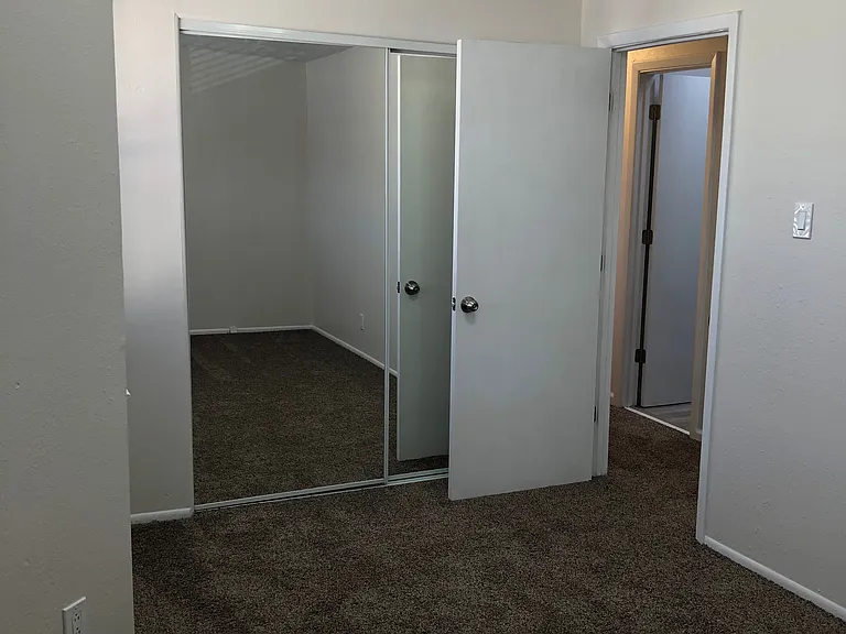 2 Bedroom Town Apartment with Washer / Dryer in Unit & Private Yard — Photo 35