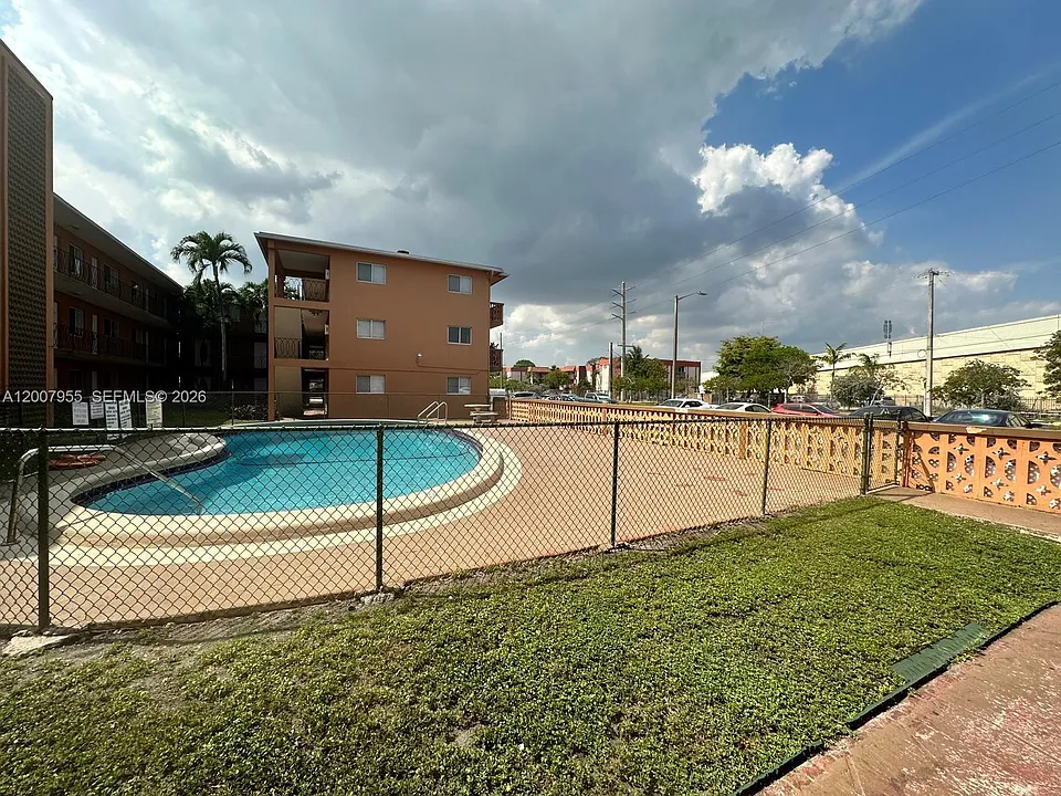 2330 NW 11th St #33