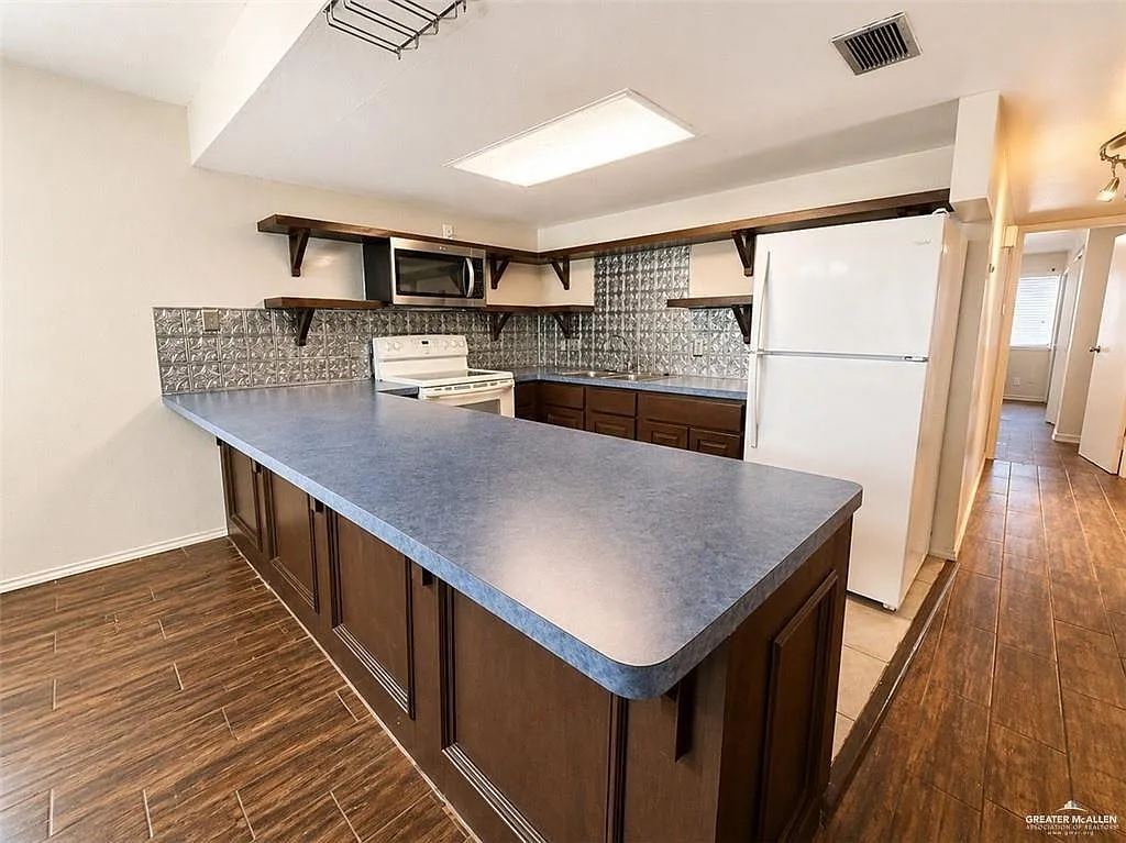 2 bed, 2.0 bath, 1324 sqft, $1,000 — Photo 4
