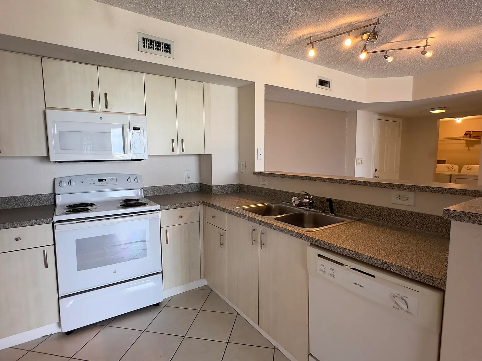 2 bed, 2.0 bath, 1071 sqft, $2,195 — Photo 2