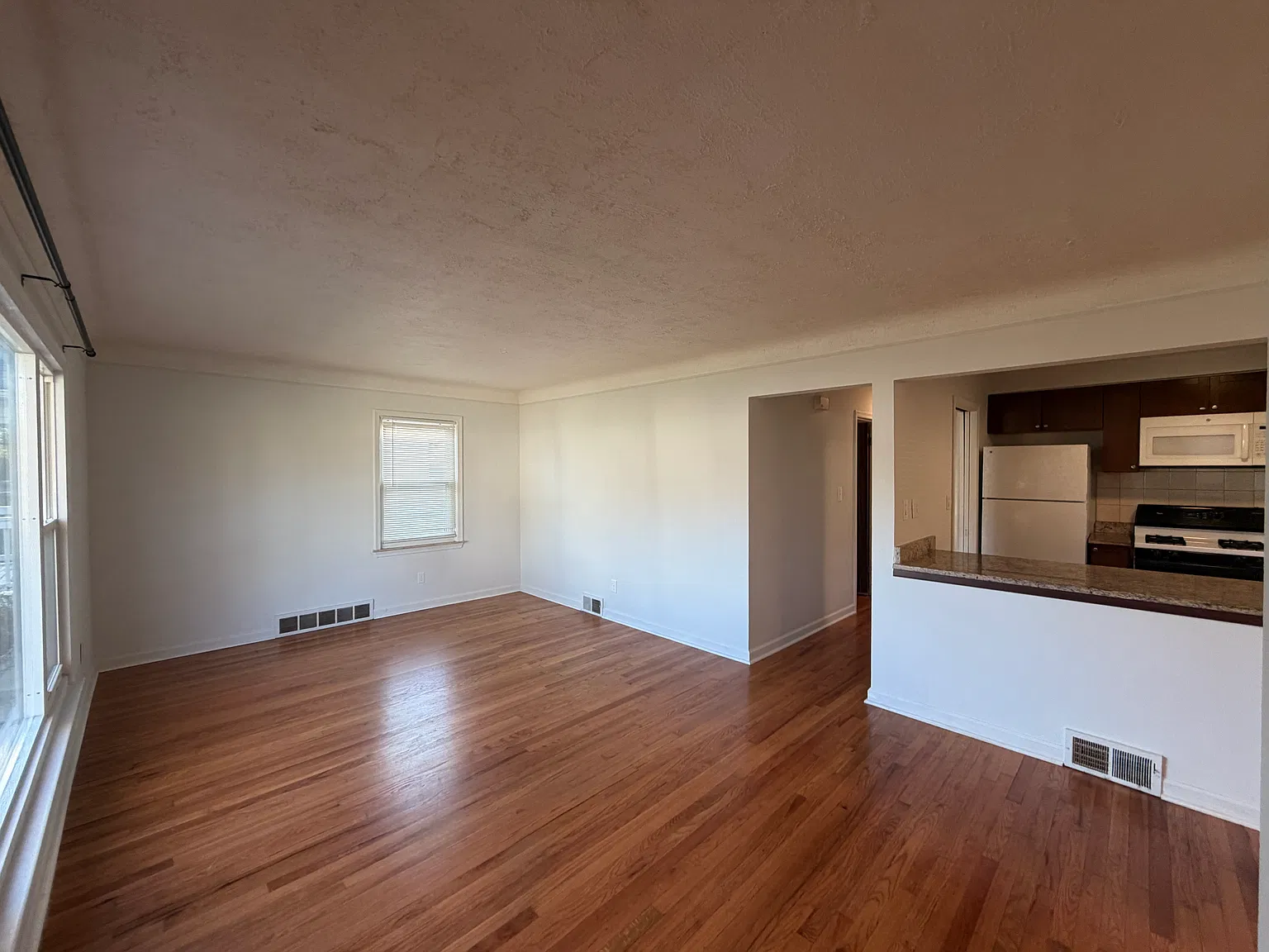 3 bed, 1014 sqft, $1,500 — Photo 2