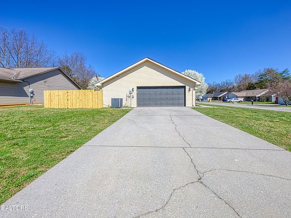 5th image of 104 Maple Oak Dr