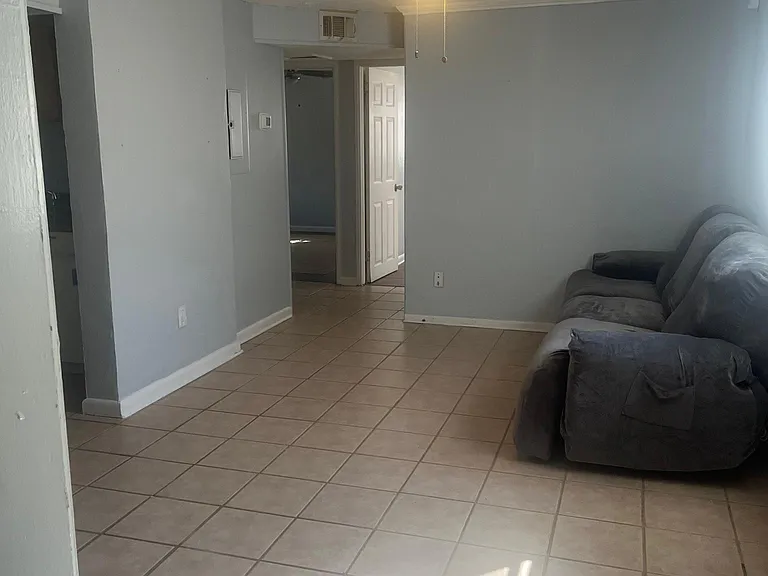 10437 Gailwood Cir E — Photo 3