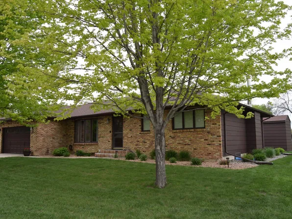 37 Prairiewood Dr S, Fargo, ND 58103