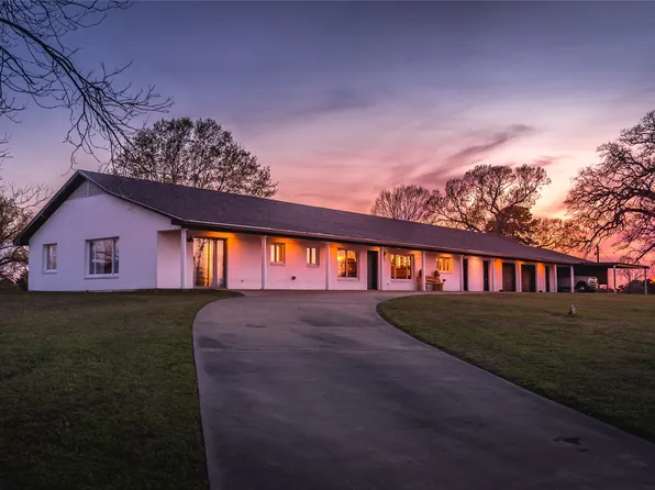 338 Cherokee Ln, Gladewater, TX 75647