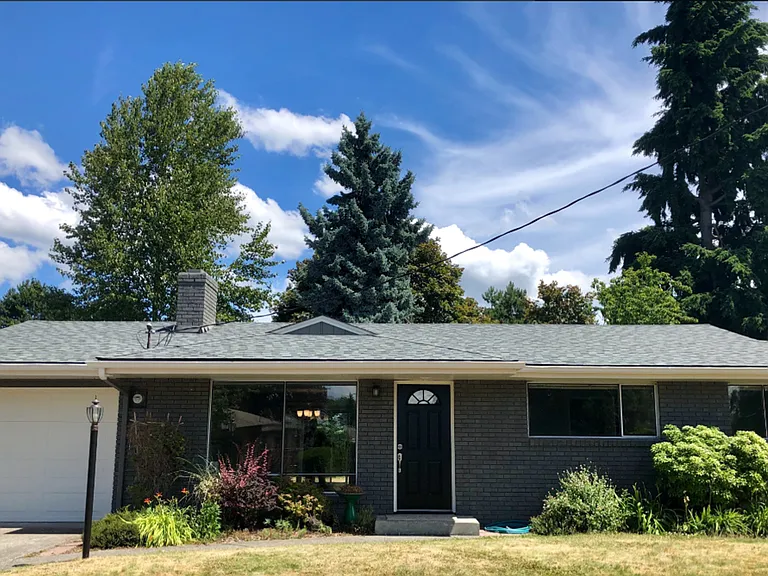654 Jefferson Ave NE — Photo 1