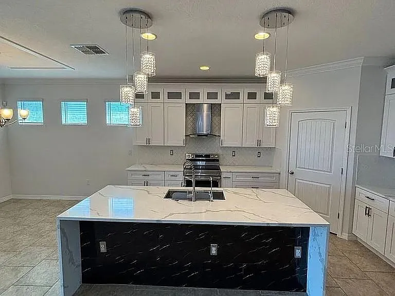 4 bed, 2.0 bath, 2018 sqft, $2,600 — Photo 2