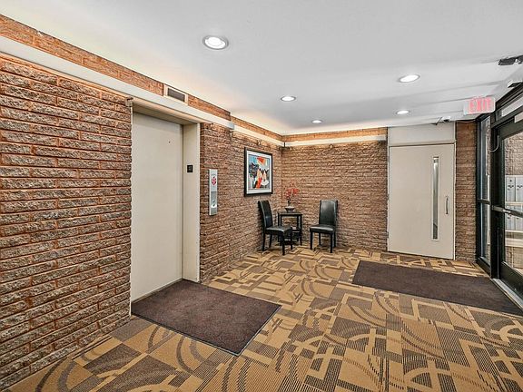 4th image of 2025 E Greenwich AVENUE #110