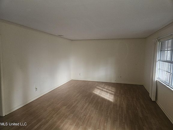 3rd image of 407 Dupont Ave