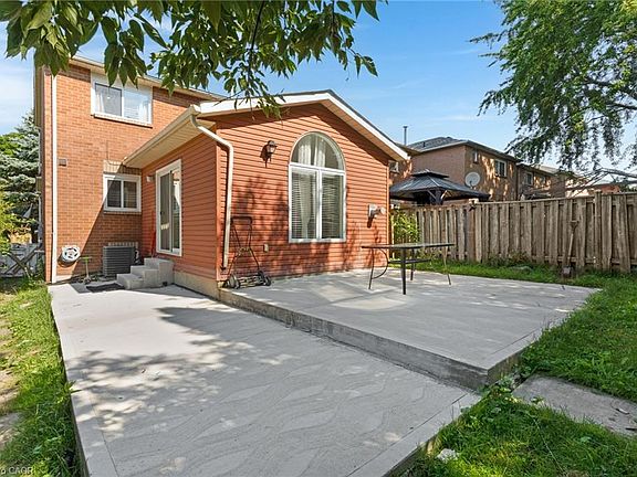 3rd image of 100 Anglerock Dr