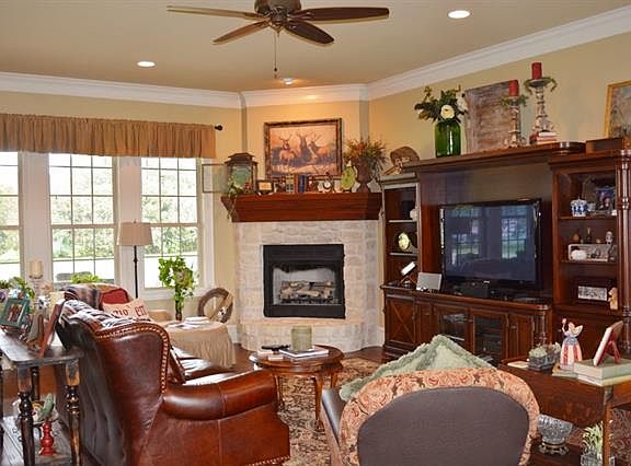 4th image of 127 Briarwood Cir