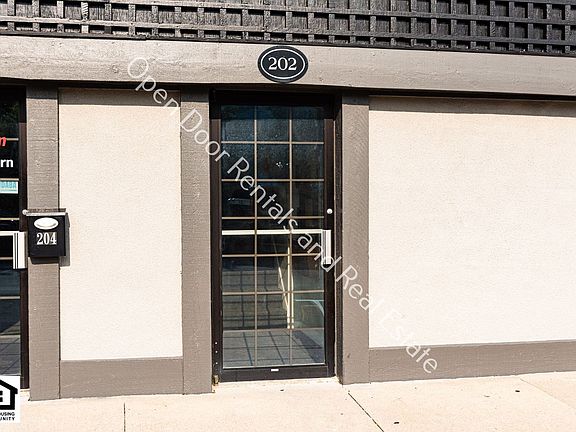 3rd image of 202 N Jackson St Unit 3
