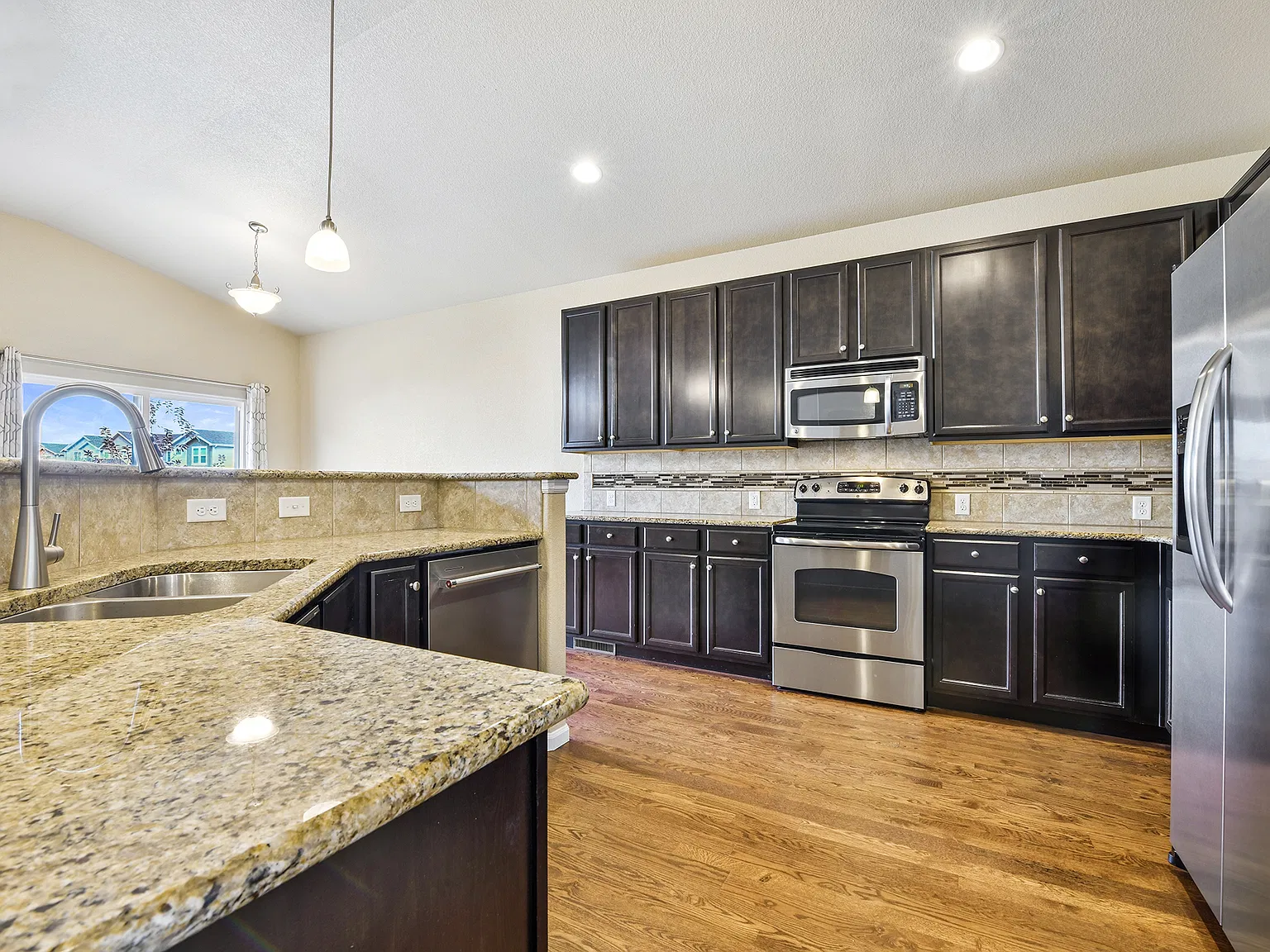 5 bed, 3200 sqft, $2,800 — Photo 4