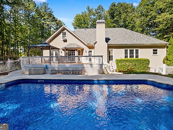 3rd image of 217 Windermere Cir