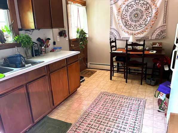 81 Davis St APT 4, Holyoke, MA 01040