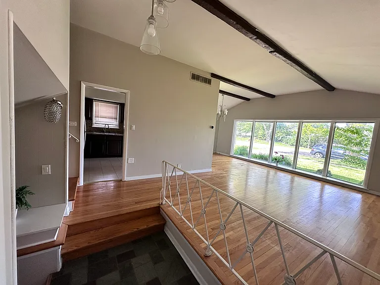 704 Laramie Ave — Photo 4