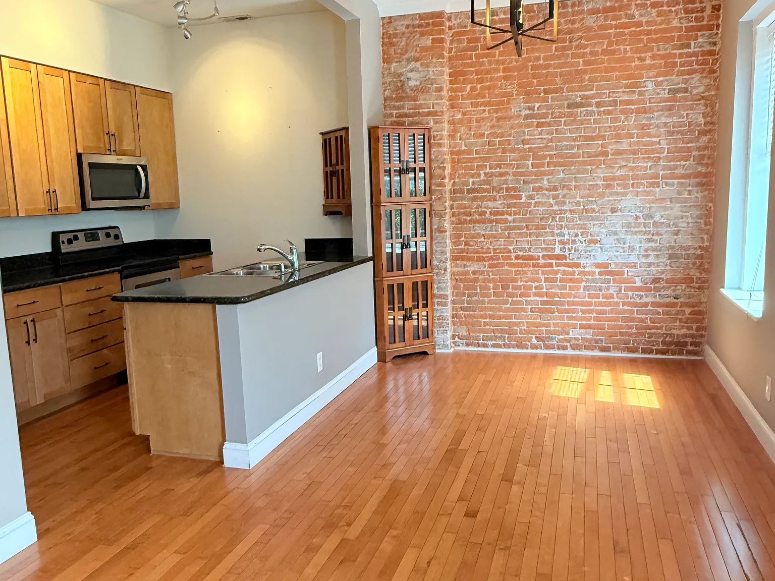 2 bed, 1.5 bath, 966 sqft, $1,795 — Photo 4