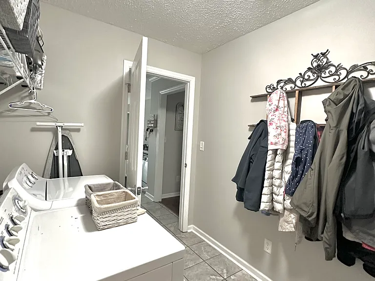 877 Tyler Woods Dr — Photo 11