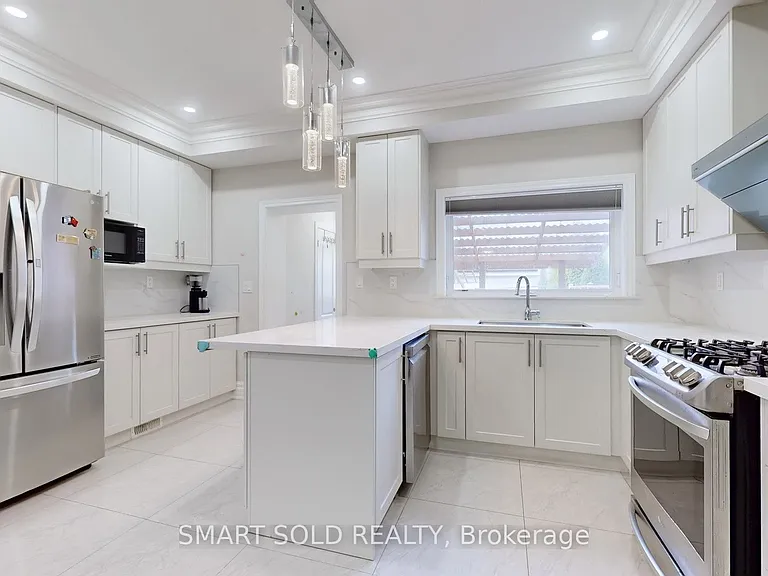 1040 Ossington Ave #MAIN FLR 2ND FLR — Photo 8