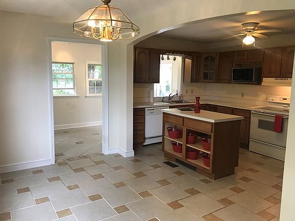 4th image of 24 Columbine Ln