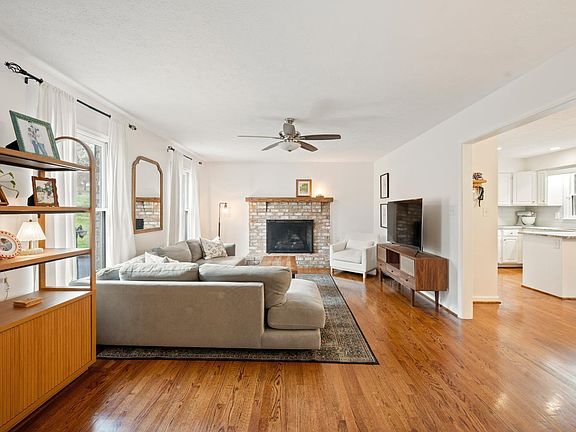 5th image of 120 Mullbury Pl